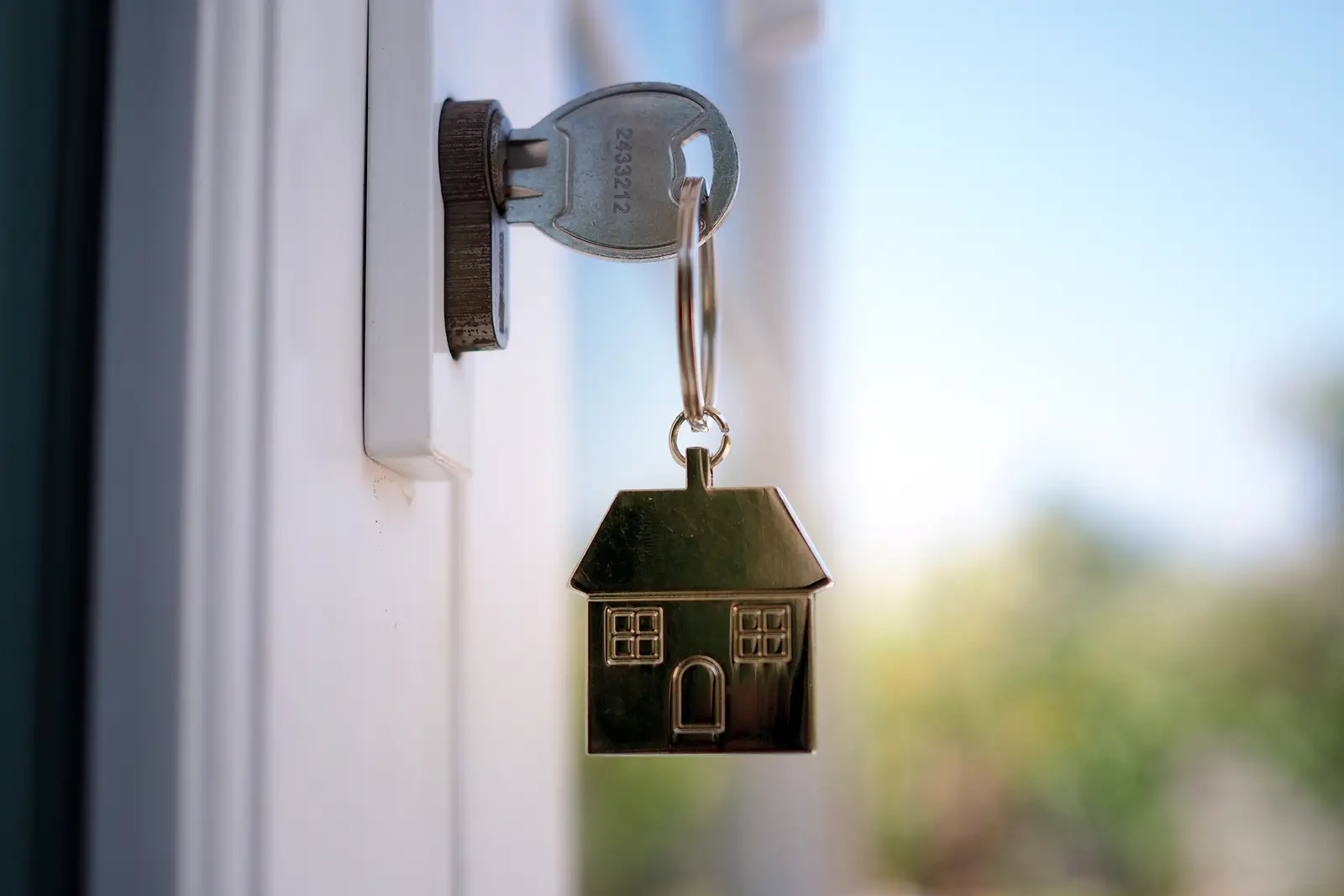 Should You Offer Furnished Rentals in Houston? Pros, Cons, and Profit Potential